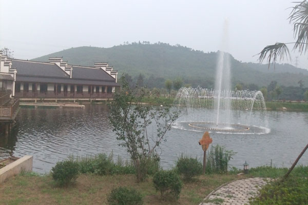 湖中喷泉